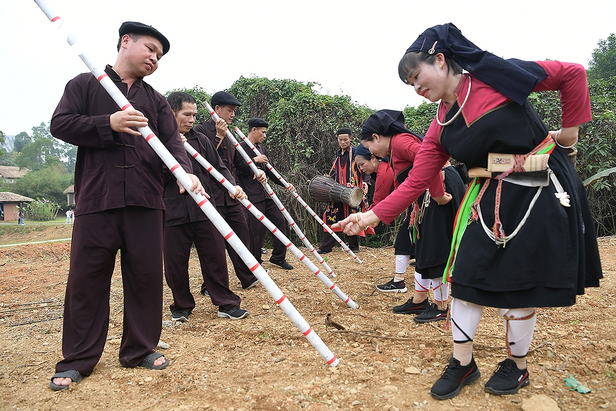 trai nghiem le hoi xuong Dong cua nguoi cao lan trong sac xuan giua long ha noi hinh anh 11