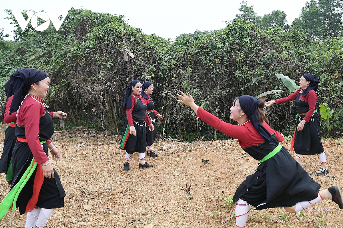 trai nghiem le hoi xuong Dong cua nguoi cao lan trong sac xuan giua long ha noi hinh anh 14