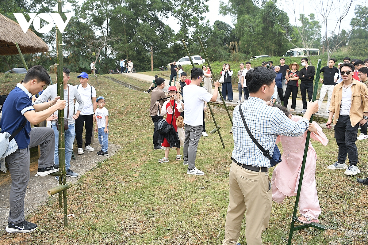 trai nghiem le hoi xuong Dong cua nguoi cao lan trong sac xuan giua long ha noi hinh anh 15
