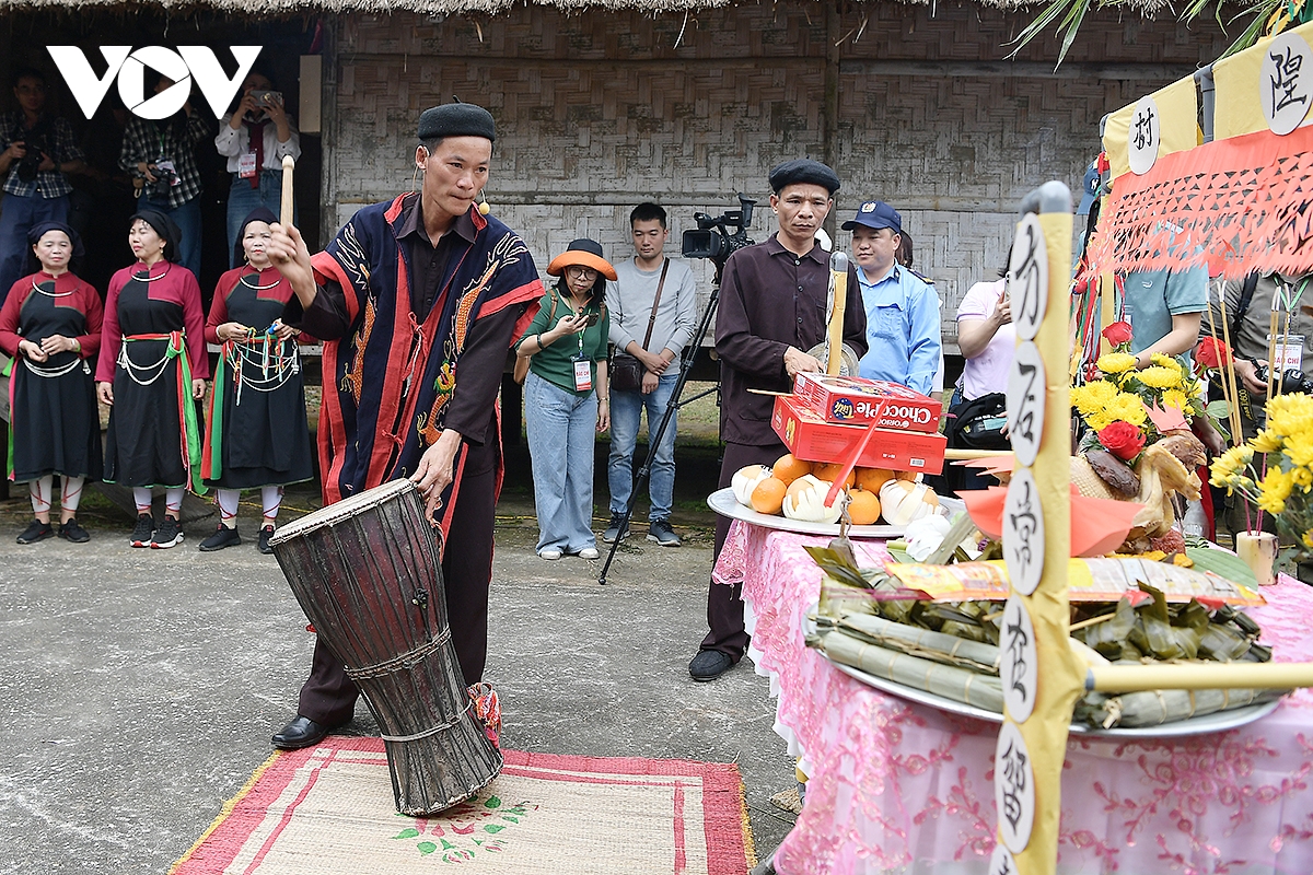 trai nghiem le hoi xuong Dong cua nguoi cao lan trong sac xuan giua long ha noi hinh anh 1