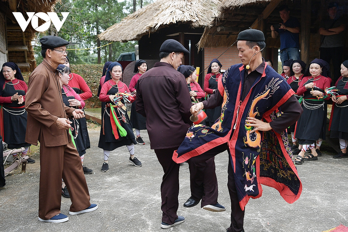 trai nghiem le hoi xuong Dong cua nguoi cao lan trong sac xuan giua long ha noi hinh anh 7