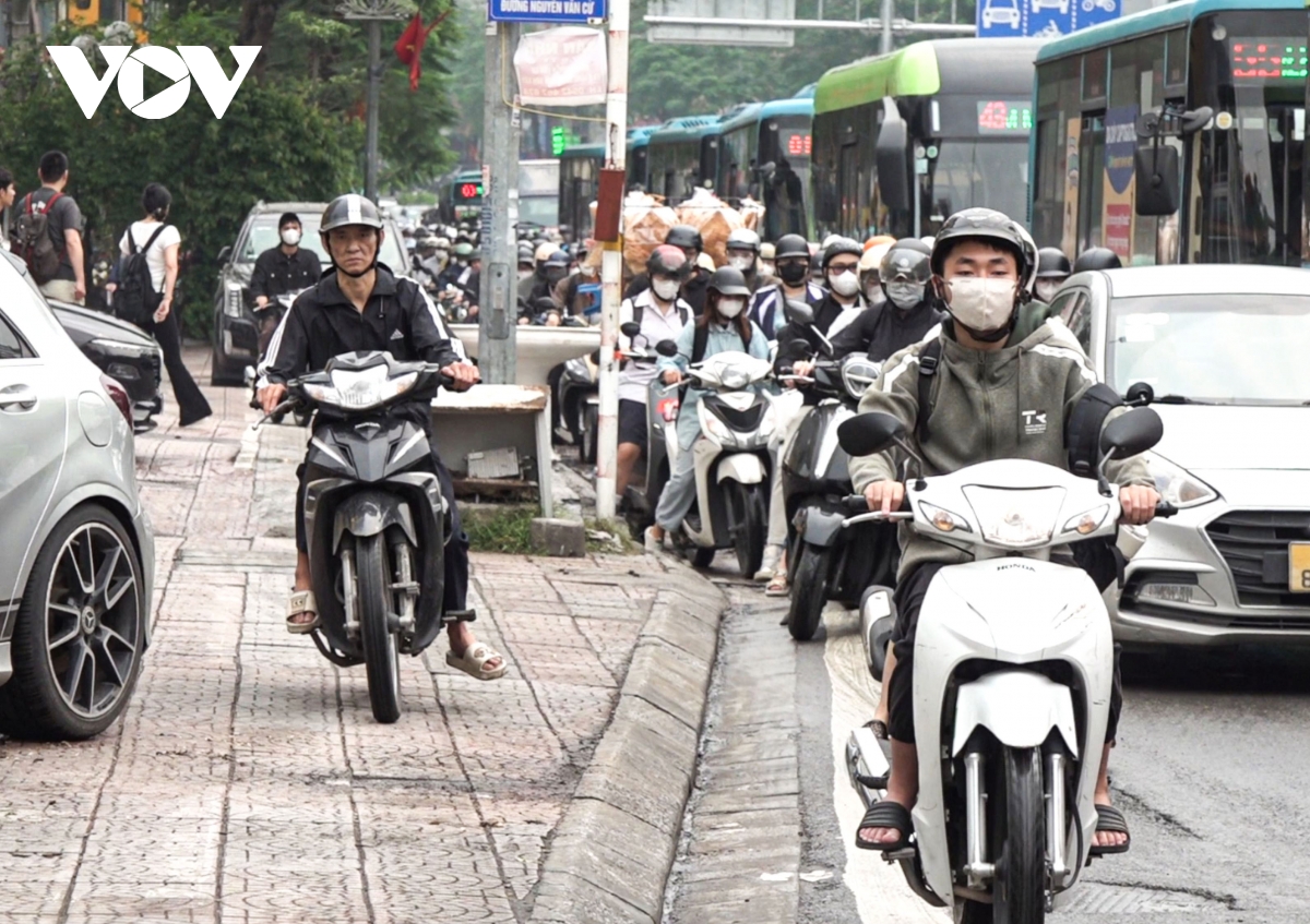 cau chuong duong ket cung sang dau tuan khi tam cam xe qua cau long bien hinh anh 11