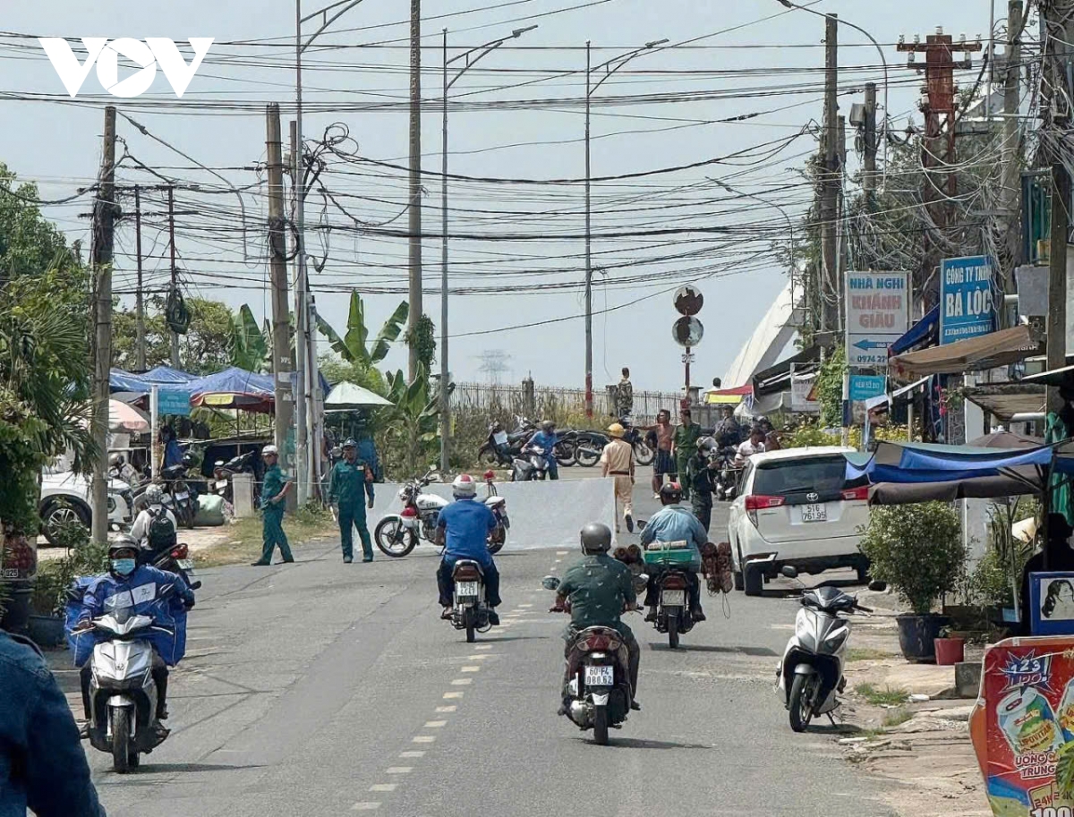 Sà lan va chạm cầu Ghềnh ở Đồng Nai, đường sắt Bắc - Nam gián đoạn