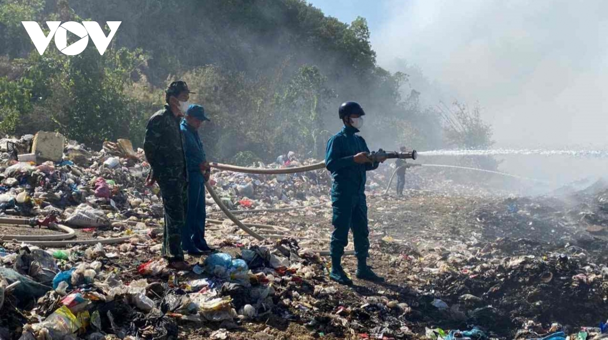 chay bai rac o lam Dong, khoi den bao trum hinh anh 2