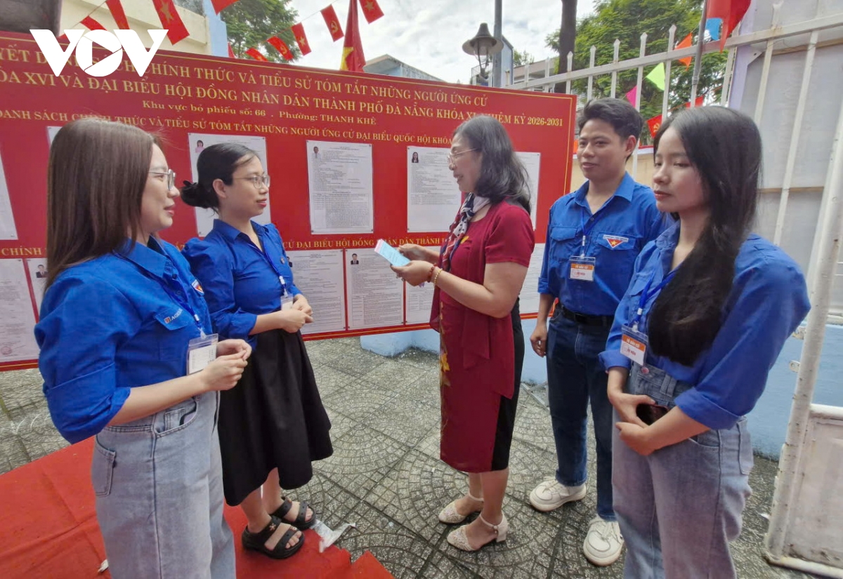 tinh nguyen vien gop phan lam nen thanh cong ngay bau cu hinh anh 4