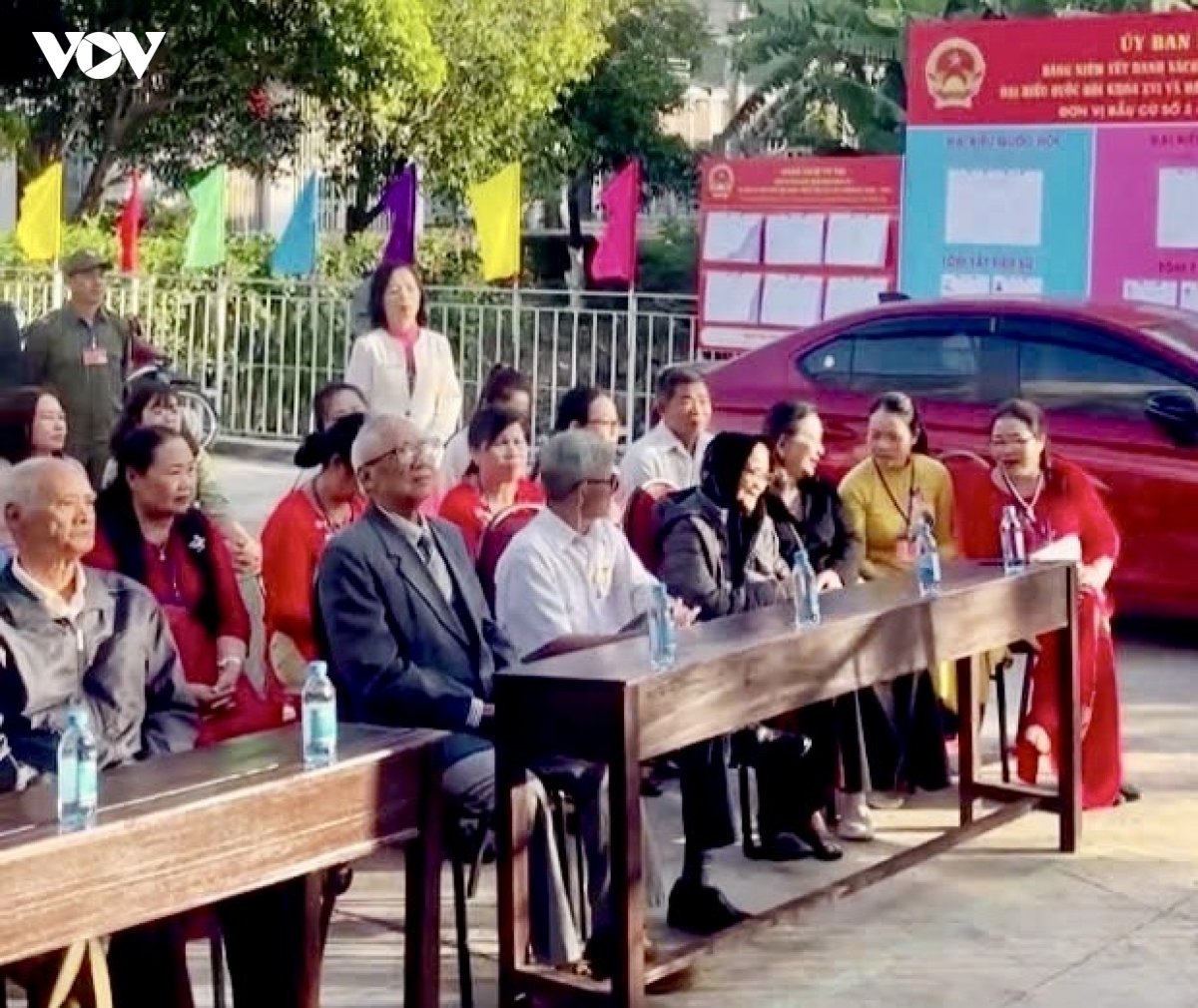 cu ba 116 tuoi tu tay bo phieu trong ngay hoi toan dan bau cu hinh anh 8