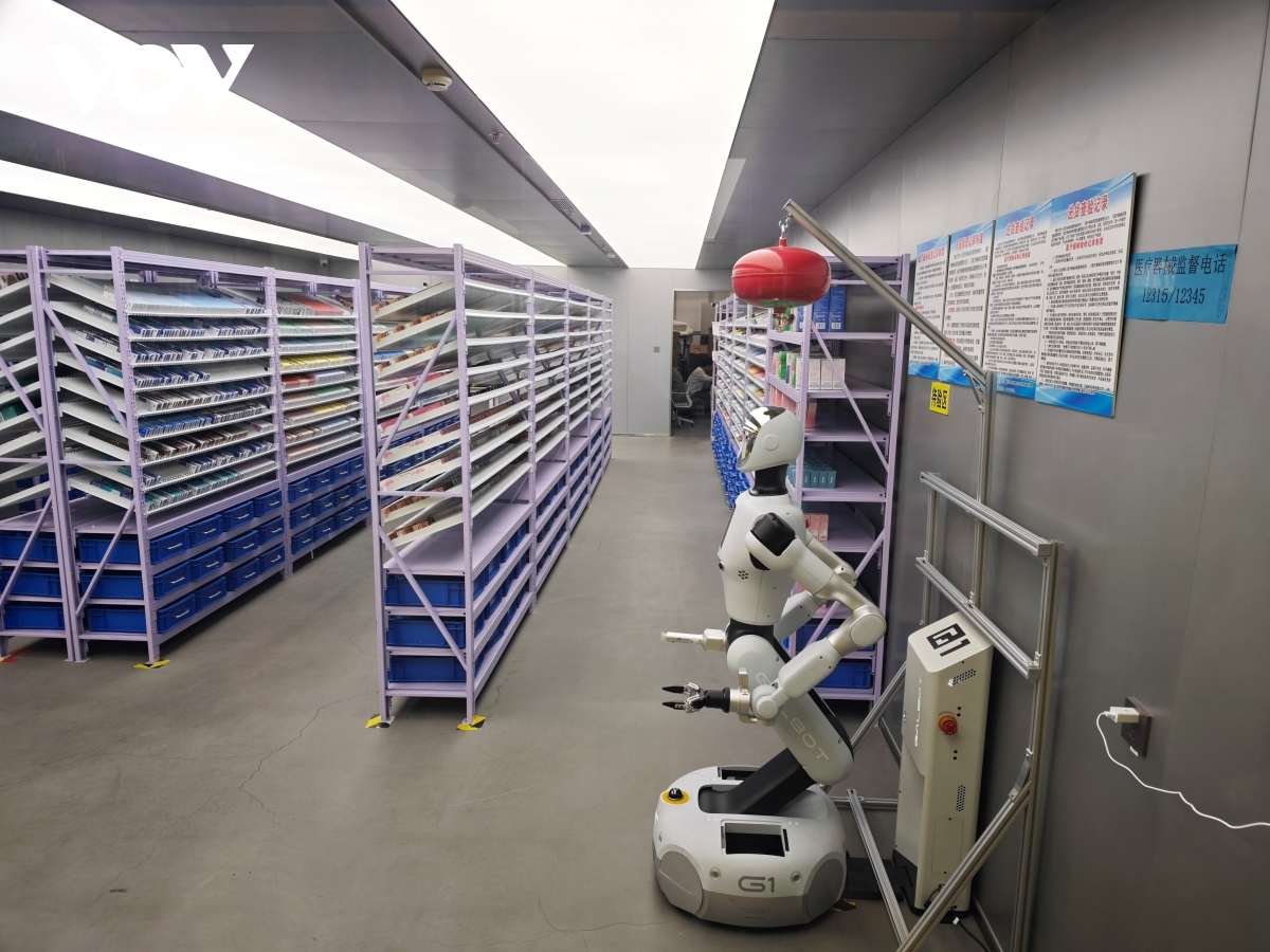 trung quoc trien khai nha thuoc thong minh dua tren robot hinh nguoi dau tien hinh anh 1