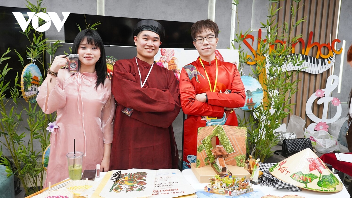 Dem nhac Anh sang phuong Dong lan toa tinh than tuoi tre viet nam tai nga hinh anh 1