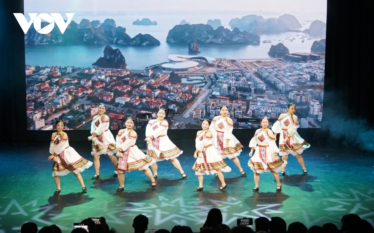 Dem nhac Anh sang phuong Dong lan toa tinh than tuoi tre viet nam tai nga hinh anh 2