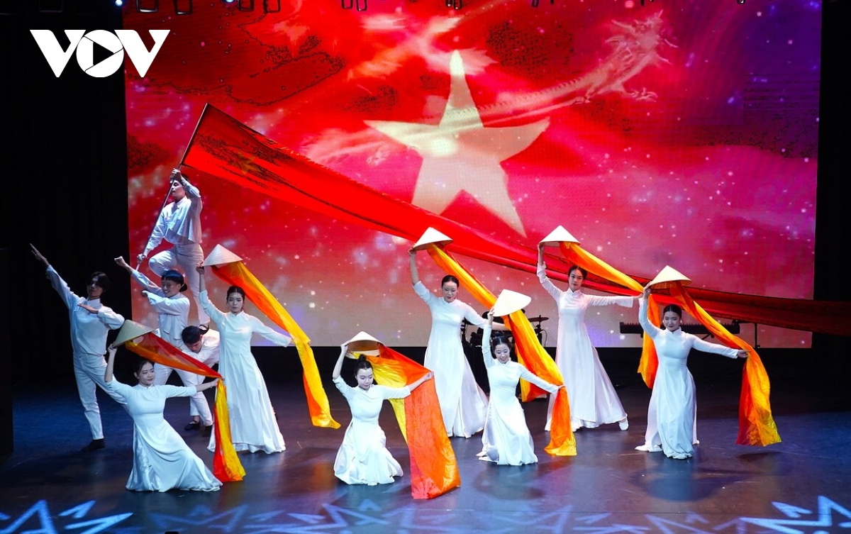 Dem nhac Anh sang phuong Dong lan toa tinh than tuoi tre viet nam tai nga hinh anh 3