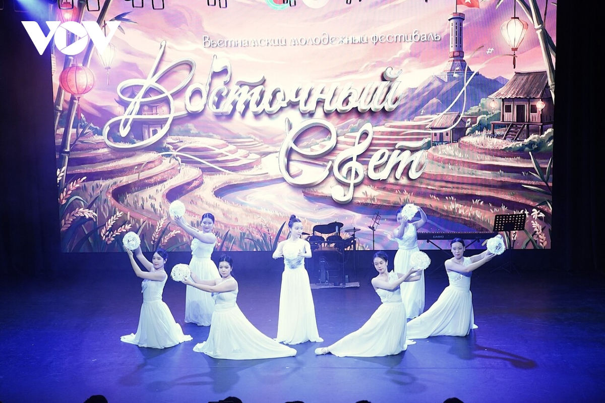 Dem nhac Anh sang phuong Dong lan toa tinh than tuoi tre viet nam tai nga hinh anh 4