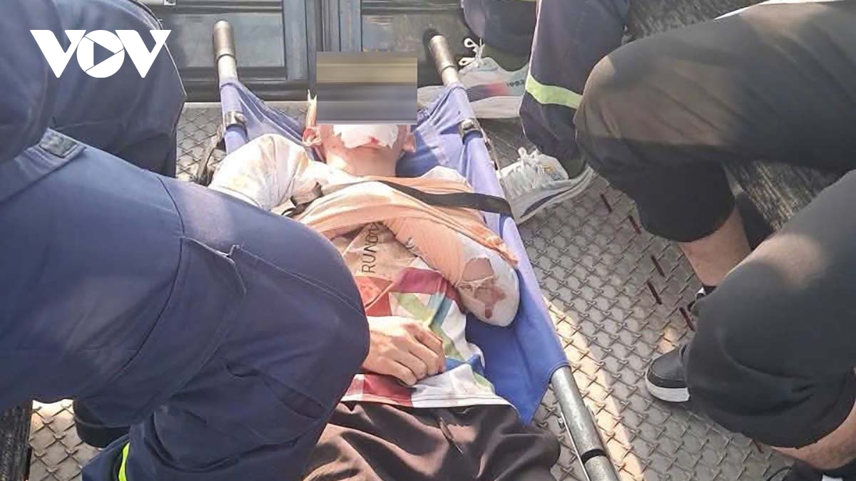 Cứu du khách gãy xương đòn khi leo núi tuyến Cột Điện ở Tây Ninh