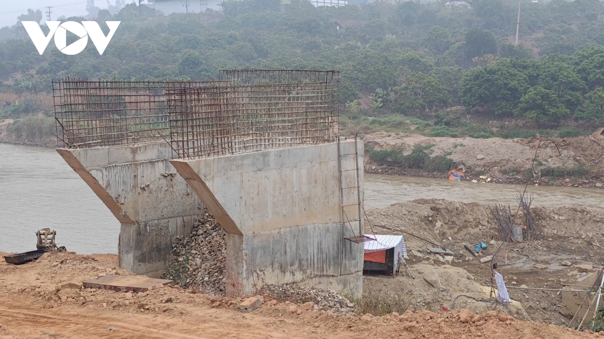 cham tien do thi cong cau lam anh huong hang nghin nguoi dan o song ma hinh anh 5