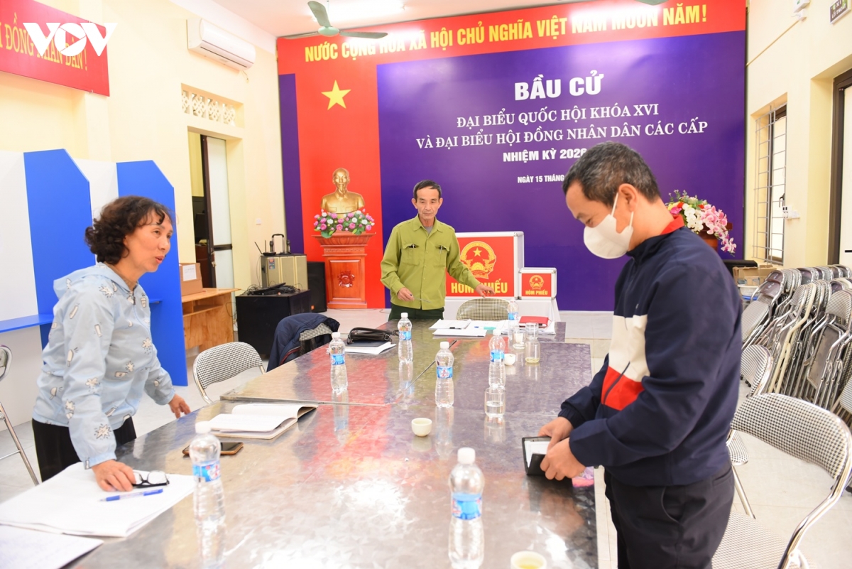 cong an co mat tai tung diem bo phieu de dam bao an toan cho ngay hoi bau cu hinh anh 4