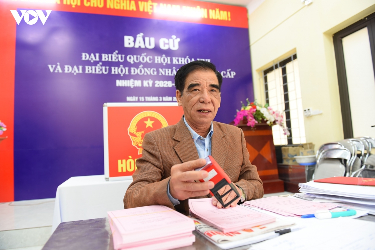 cong an co mat tai tung diem bo phieu de dam bao an toan cho ngay hoi bau cu hinh anh 3
