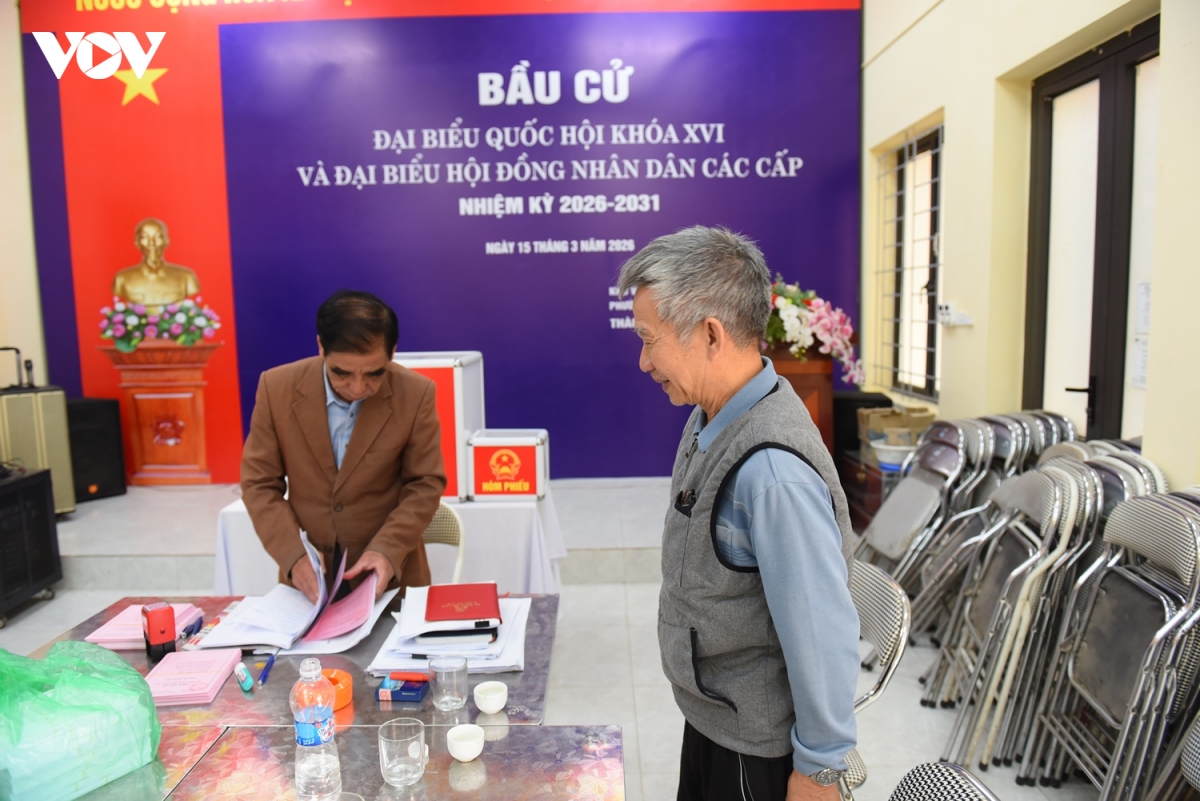 cong an co mat tai tung diem bo phieu de dam bao an toan cho ngay hoi bau cu hinh anh 2