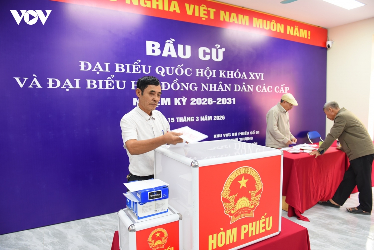 cong an co mat tai tung diem bo phieu de dam bao an toan cho ngay hoi bau cu hinh anh 1