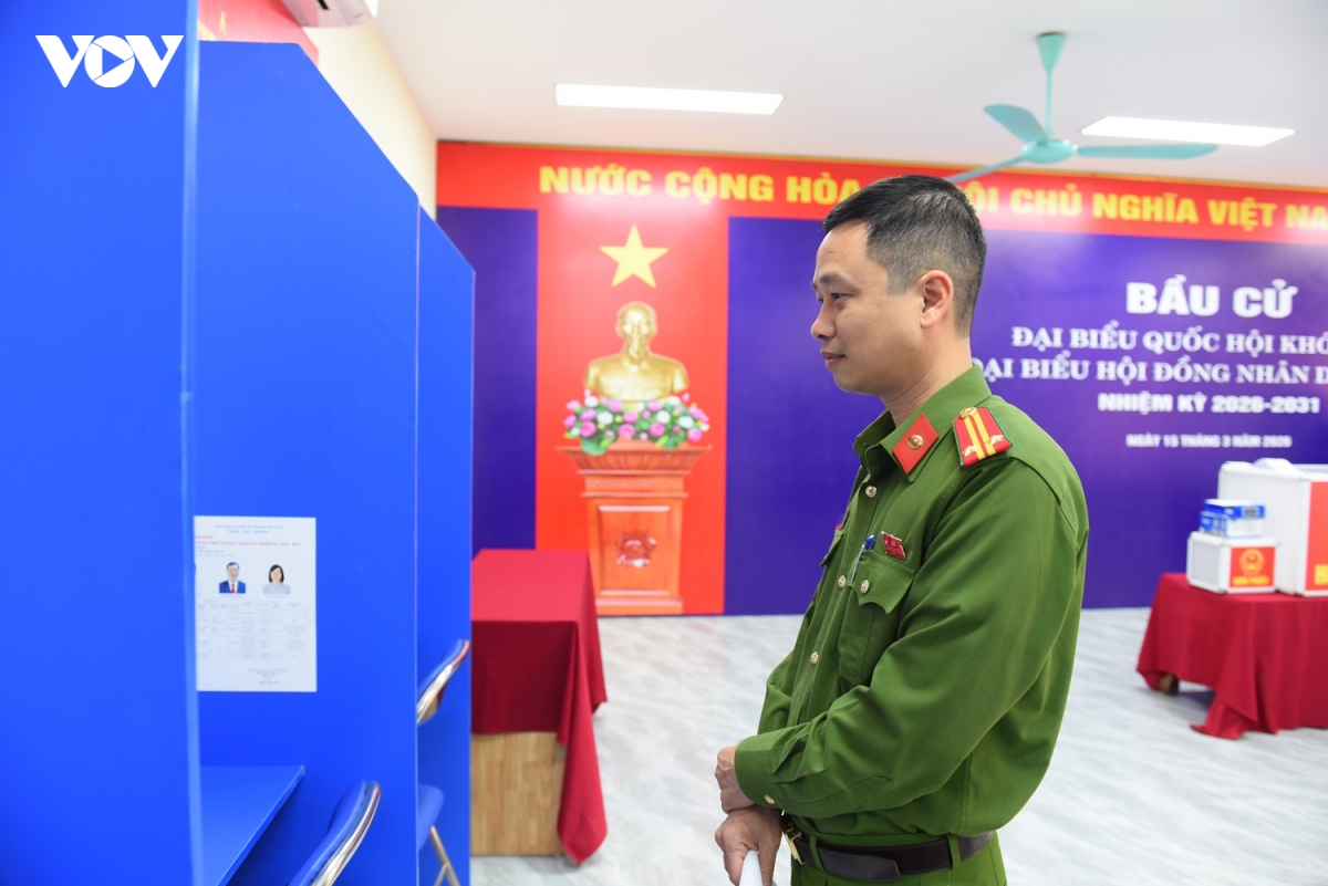 cong an co mat tai tung diem bo phieu de dam bao an toan cho ngay hoi bau cu hinh anh 8