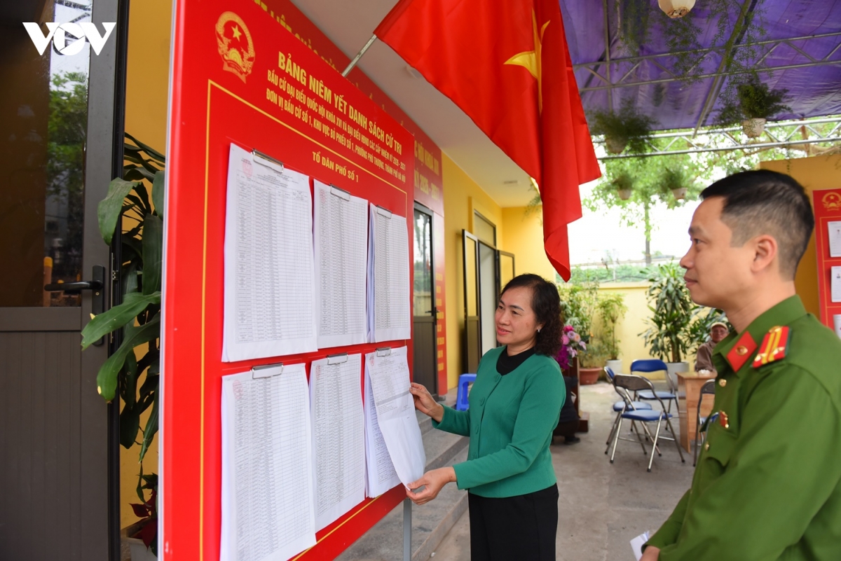 cong an co mat tai tung diem bo phieu de dam bao an toan cho ngay hoi bau cu hinh anh 6