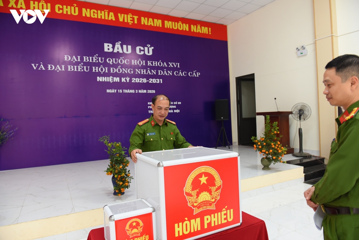 cong an co mat tai tung diem bo phieu de dam bao an toan cho ngay hoi bau cu hinh anh 9