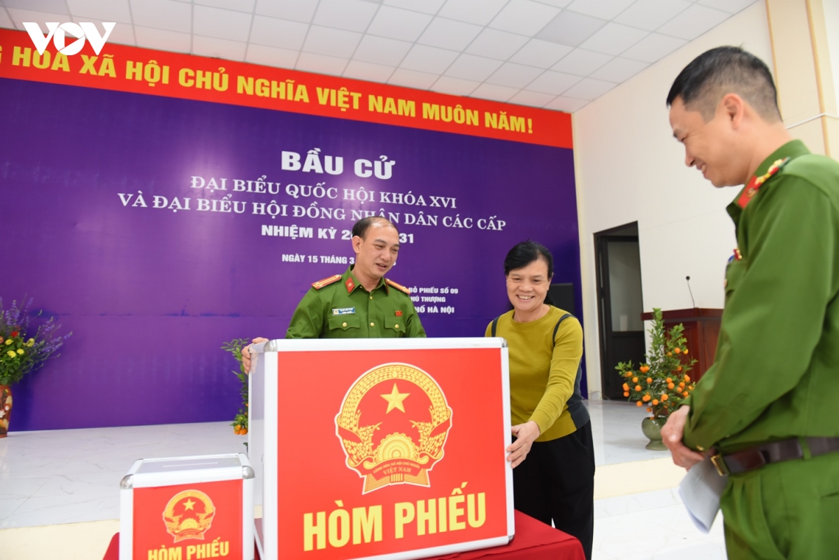 cong an co mat tai tung diem bo phieu de dam bao an toan cho ngay hoi bau cu hinh anh 5