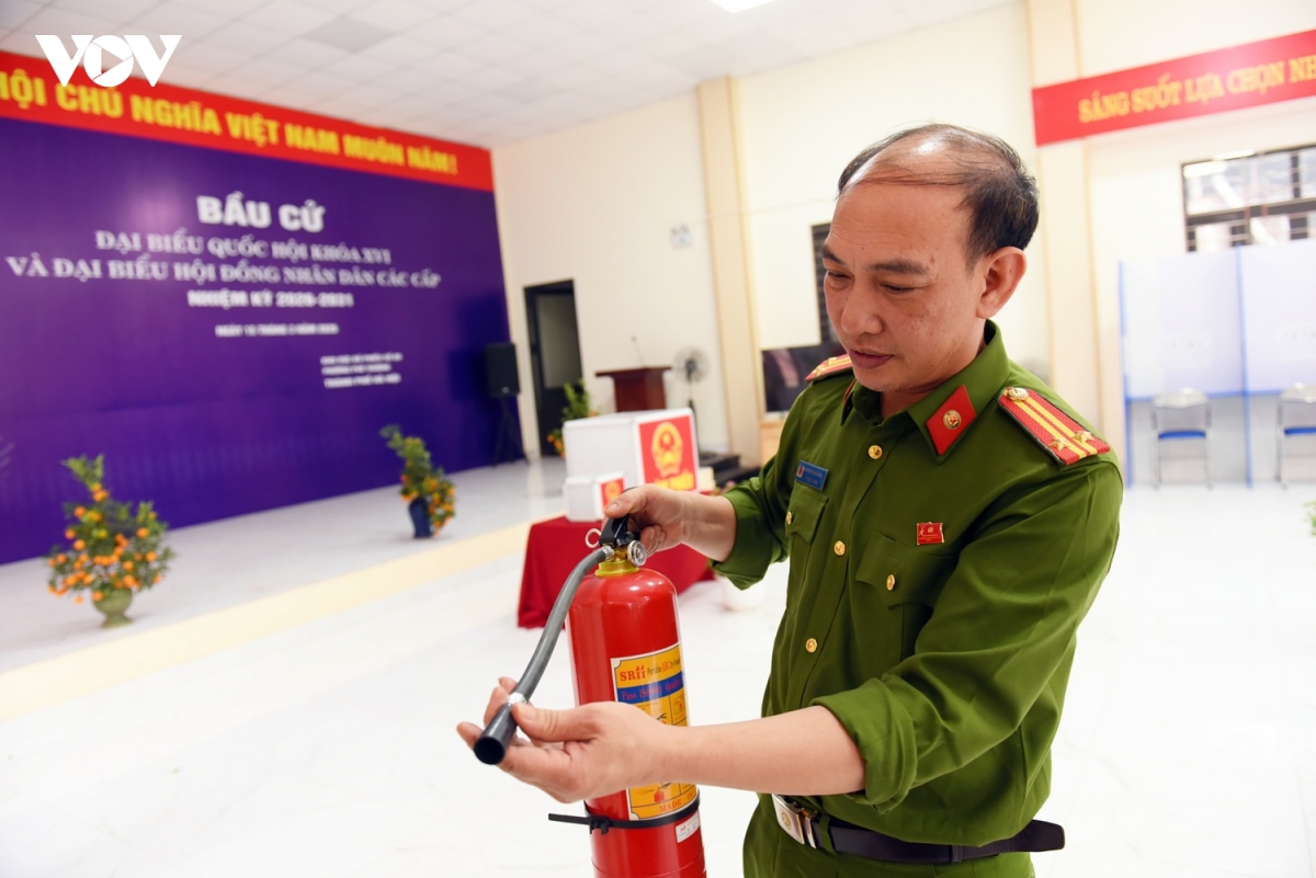 cong an co mat tai tung diem bo phieu de dam bao an toan cho ngay hoi bau cu hinh anh 7