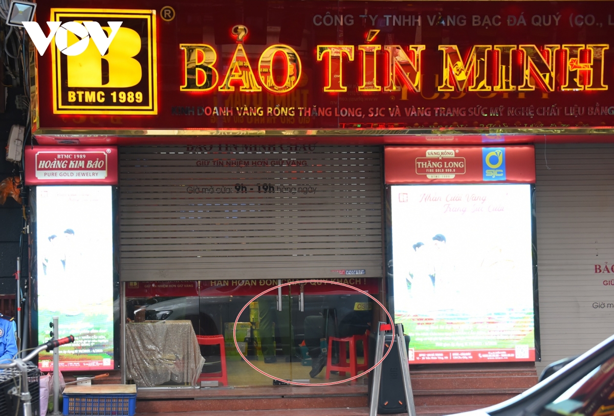 luc luong cong an xuat hien tai cac tru so bao tin minh chau tai ha noi hinh anh 1