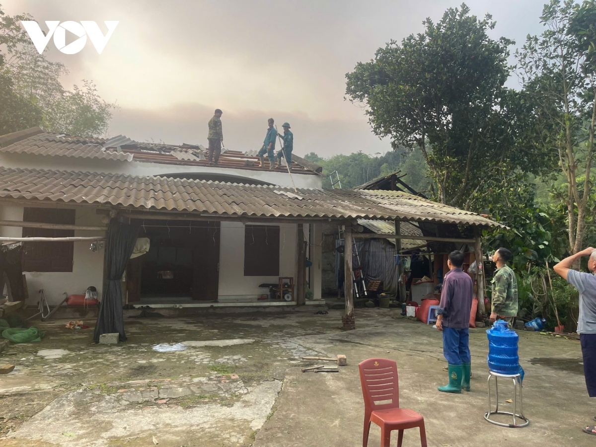 gan 700 ngoi nha bi toc mai do mua giong, loc xoay o thai nguyen hinh anh 1