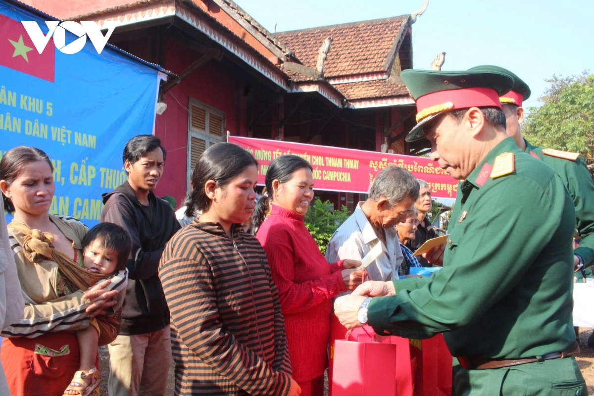 nghia tinh bo doi quan khu 5 tren dat campuchia hinh anh 2