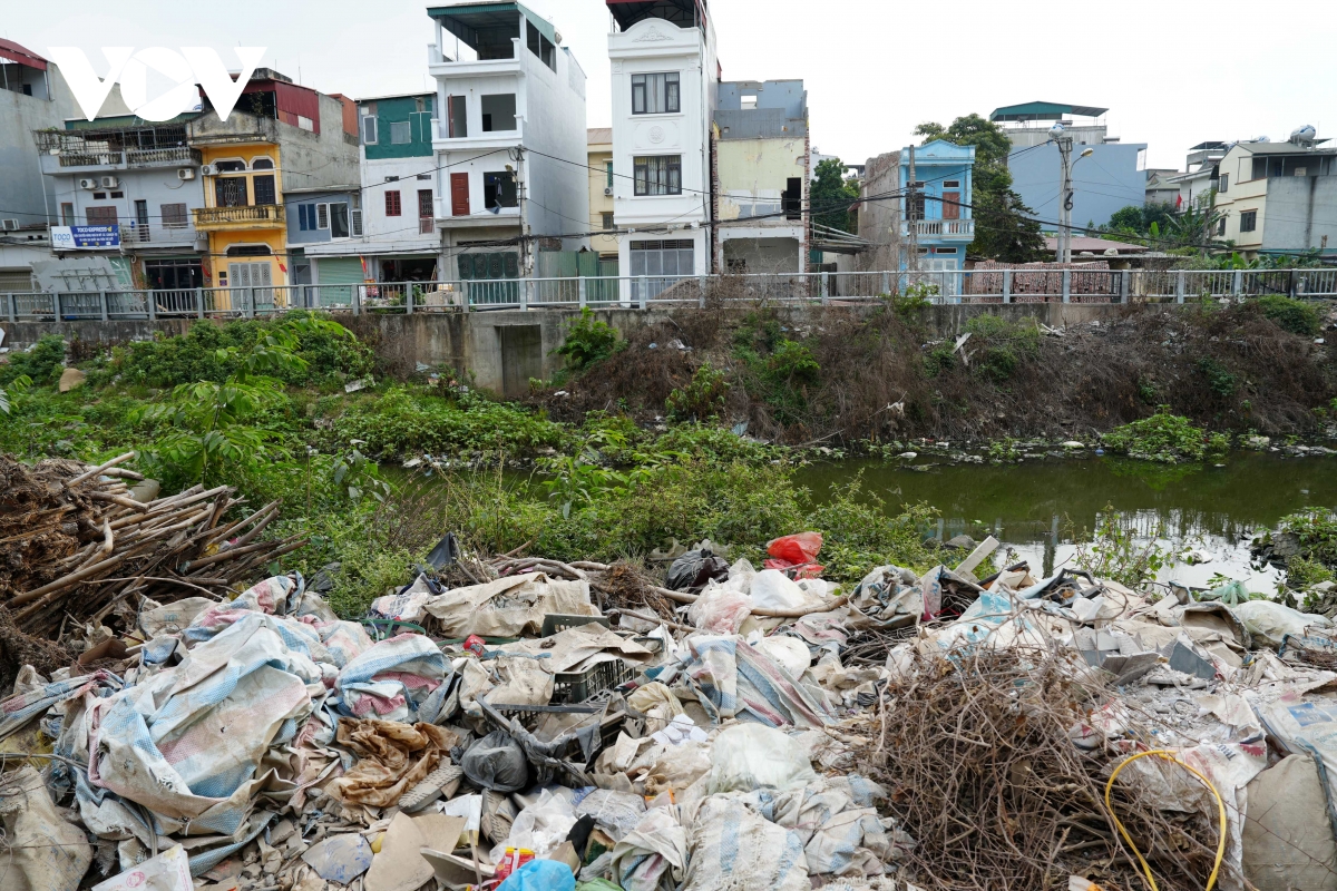 ha noi rac thai bua vay duong ngo quyen, kenh tac nghen, moi truong o nhiem hinh anh 10