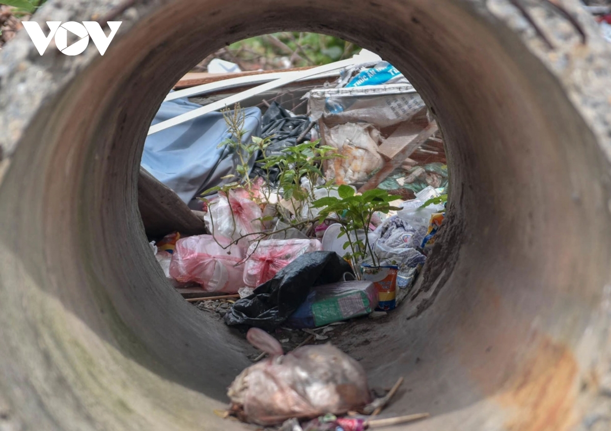 ha noi rac tran tren duong vanh dai, cau vuot, nguy co gay tai nan va mat my quan hinh anh 1