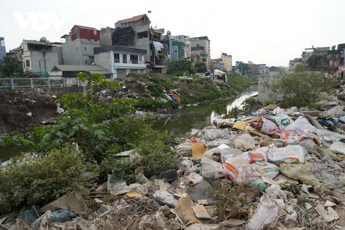 ha noi rac thai bua vay duong ngo quyen, kenh tac nghen, moi truong o nhiem hinh anh 12