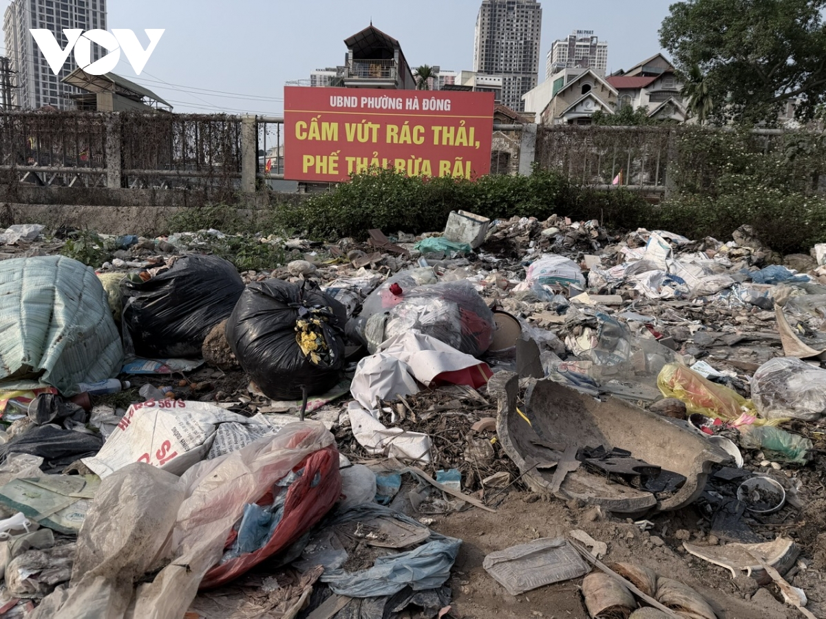 ha noi rac thai bua vay duong ngo quyen, kenh tac nghen, moi truong o nhiem hinh anh 1