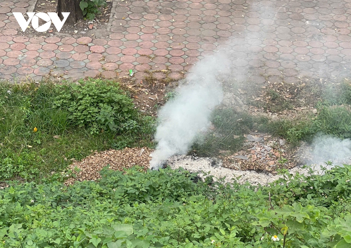 ha noi rac tran tren duong vanh dai, cau vuot, nguy co gay tai nan va mat my quan hinh anh 9