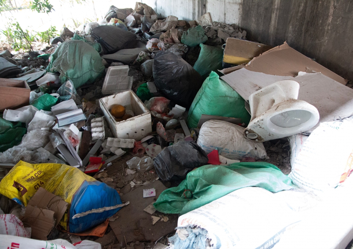 ha noi rac tran tren duong vanh dai, cau vuot, nguy co gay tai nan va mat my quan hinh anh 6