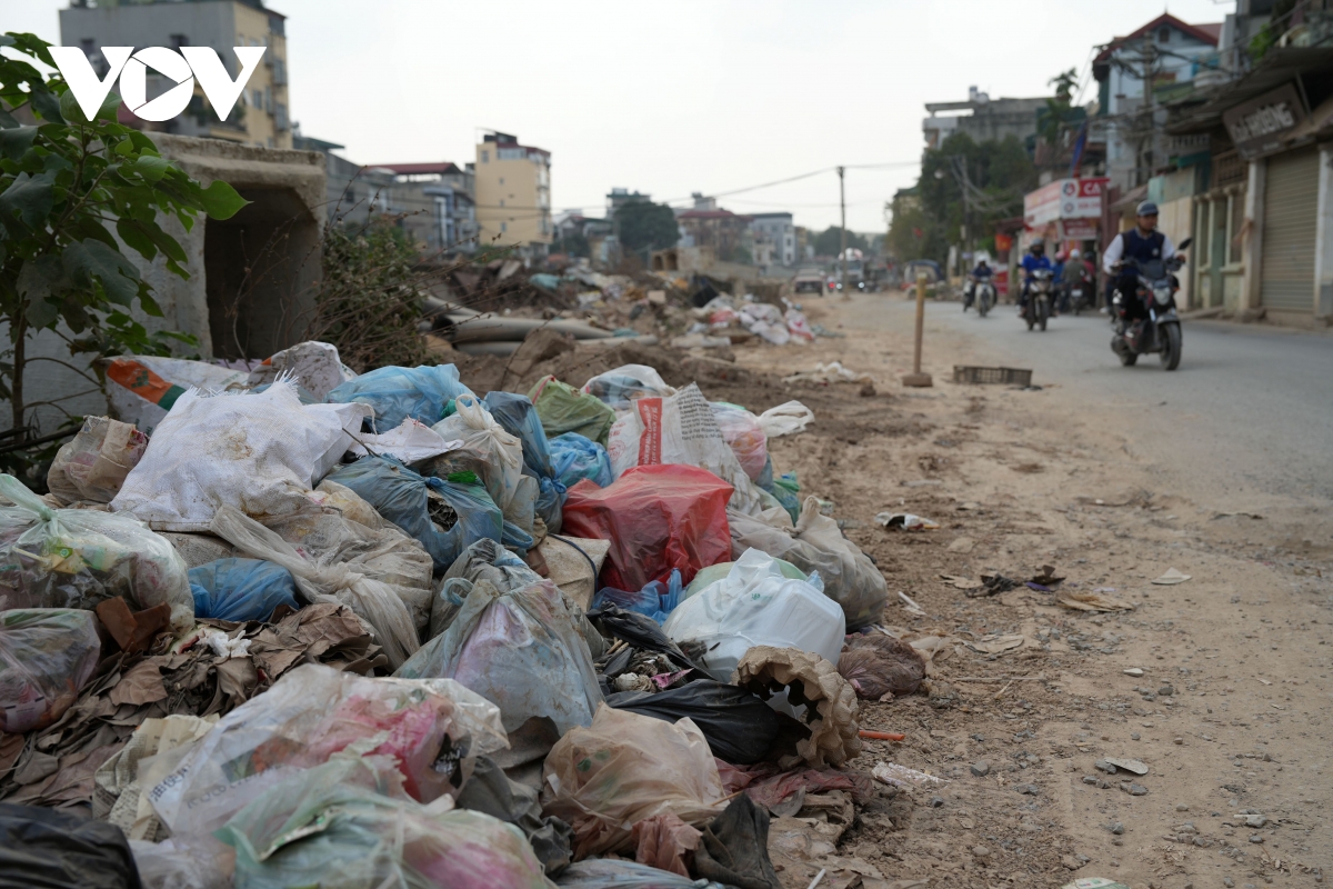 ha noi rac thai bua vay duong ngo quyen, kenh tac nghen, moi truong o nhiem hinh anh 3