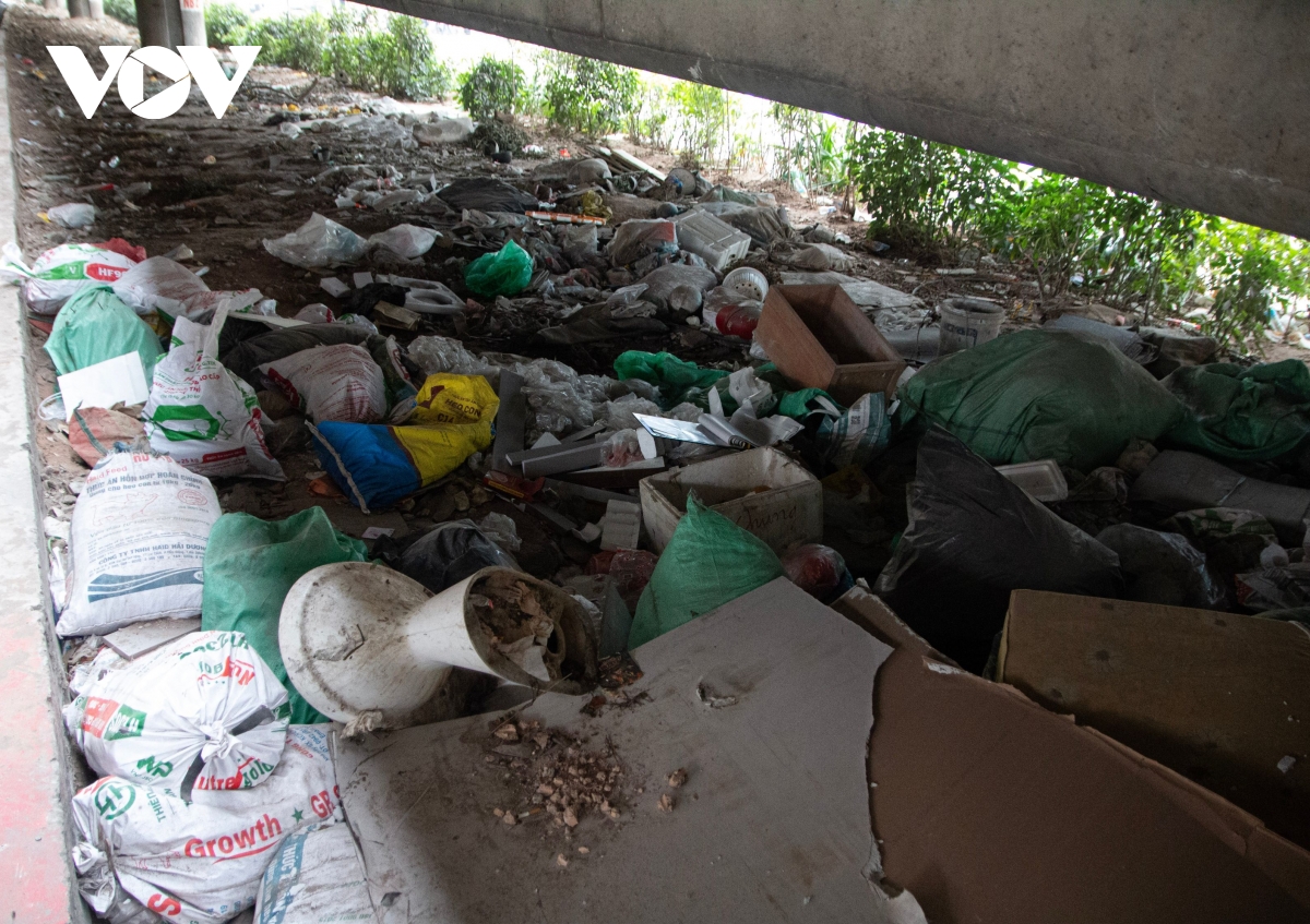 ha noi rac tran tren duong vanh dai, cau vuot, nguy co gay tai nan va mat my quan hinh anh 3