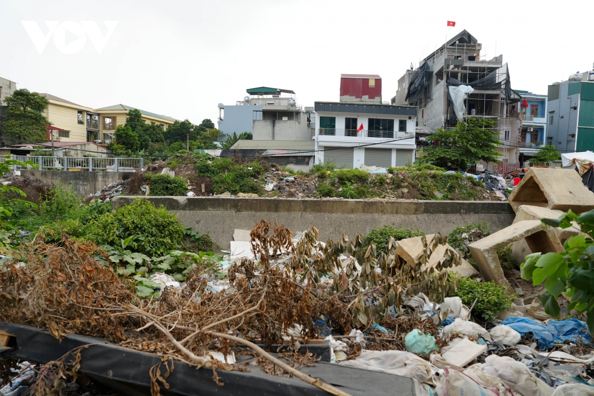 ha noi rac thai bua vay duong ngo quyen, kenh tac nghen, moi truong o nhiem hinh anh 4