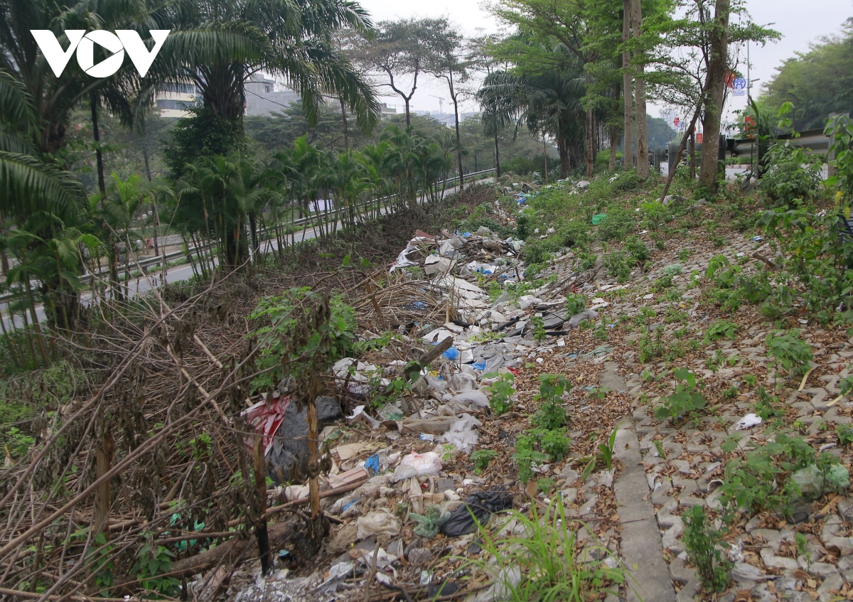 ha noi rac tran tren duong vanh dai, cau vuot, nguy co gay tai nan va mat my quan hinh anh 7
