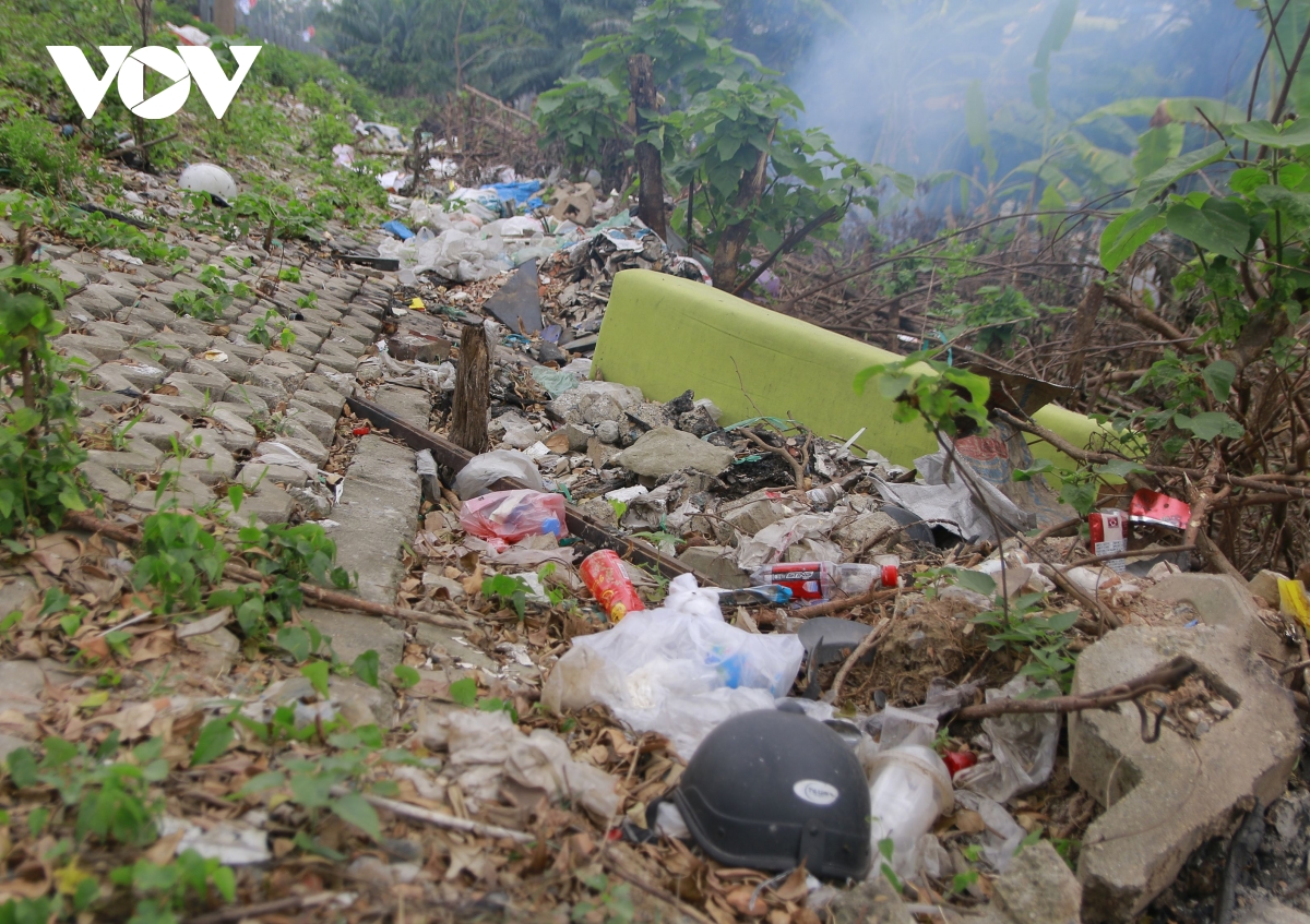 ha noi rac tran tren duong vanh dai, cau vuot, nguy co gay tai nan va mat my quan hinh anh 8