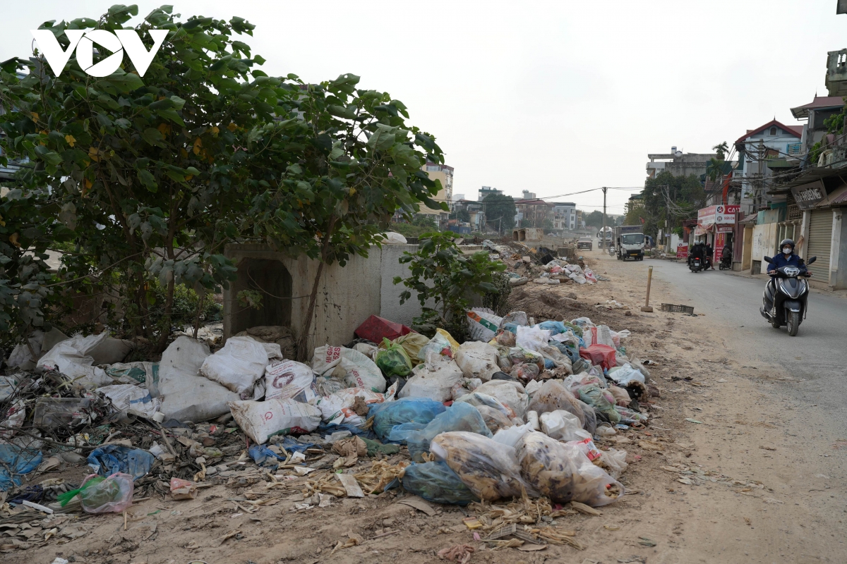 ha noi rac thai bua vay duong ngo quyen, kenh tac nghen, moi truong o nhiem hinh anh 6