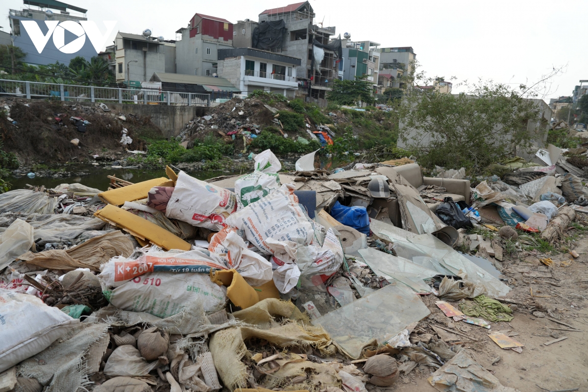 ha noi rac thai bua vay duong ngo quyen, kenh tac nghen, moi truong o nhiem hinh anh 7