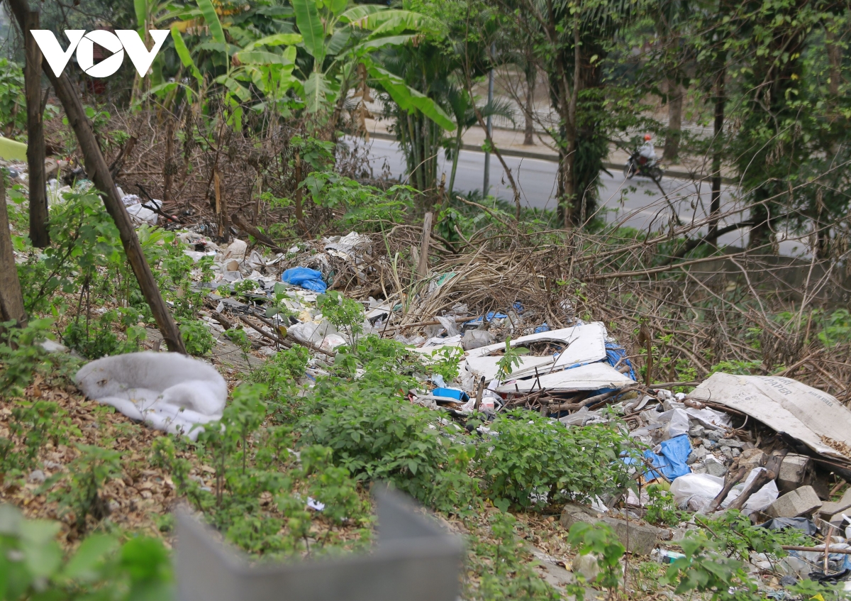 Hà Nội: Rác tràn trên đường vành đai, cầu vượt, nguy cơ gây tai nạn và mất mỹ quan