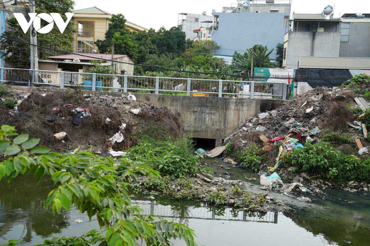 ha noi rac thai bua vay duong ngo quyen, kenh tac nghen, moi truong o nhiem hinh anh 9