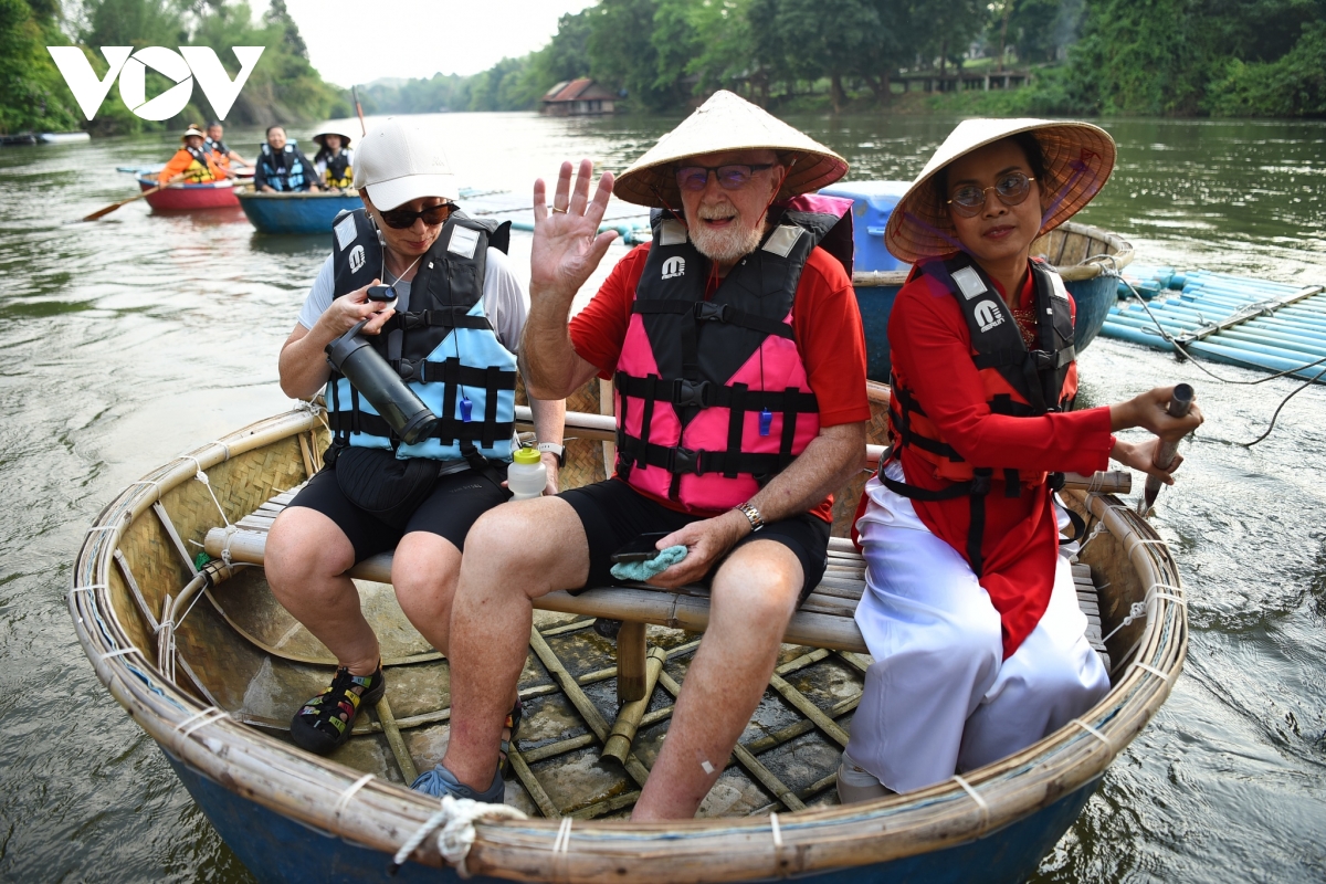 thuyen thung - tu song nuoc viet nam toi trai nghiem du lich thai lan hinh anh 1