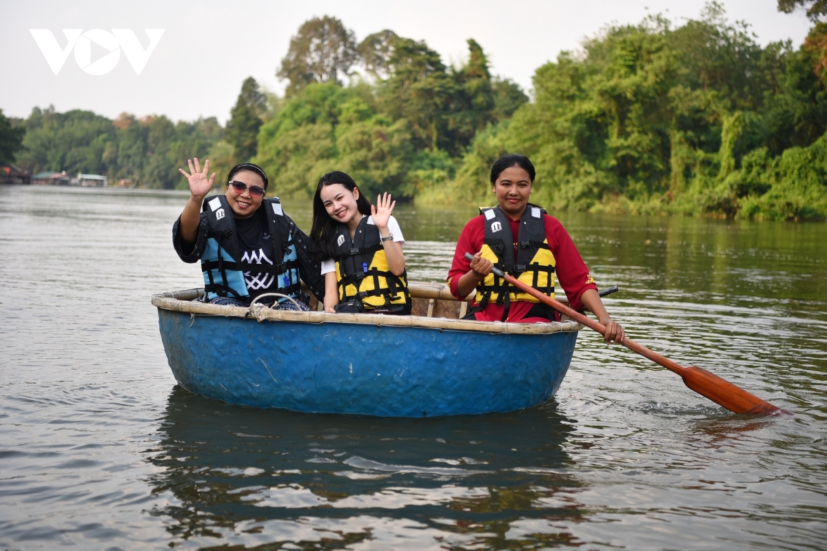 thuyen thung - tu song nuoc viet nam toi trai nghiem du lich thai lan hinh anh 2