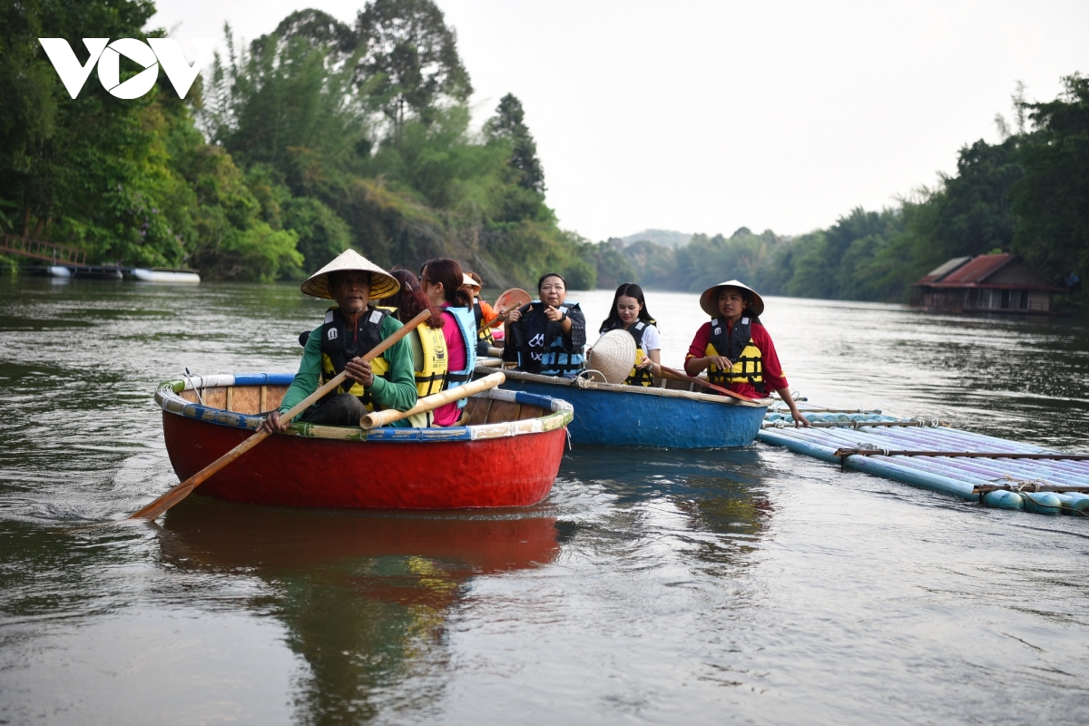 thuyen thung - tu song nuoc viet nam toi trai nghiem du lich thai lan hinh anh 3