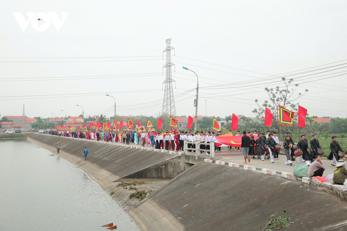ron rang le hoi chua quynh lam giua dat thieng binh khe, quang ninh hinh anh 10