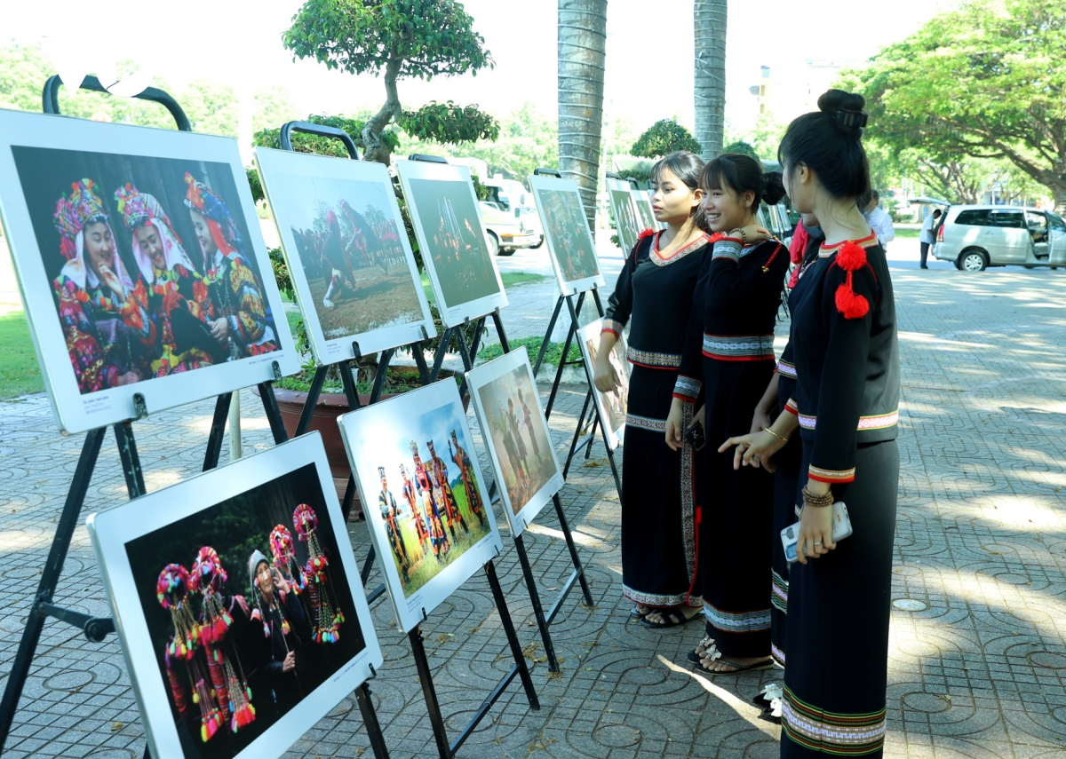 Khai mạc triển lãm ảnh “Sắc màu các dân tộc Việt Nam” tại Đắk Lắk