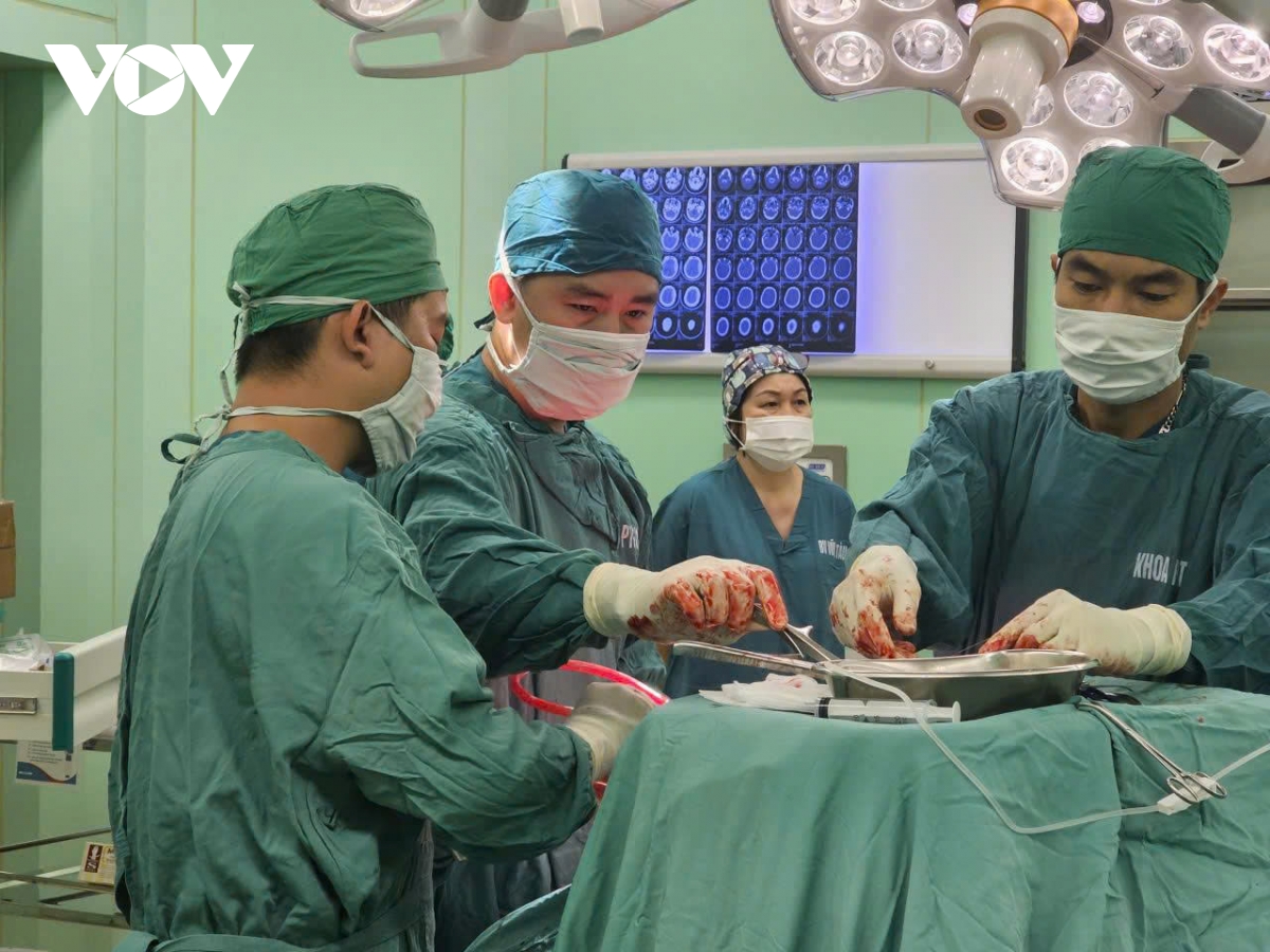 Mổ xuyên đêm giành giật sự sống cho nam thanh niên chấn thương sọ não sau tai nạn